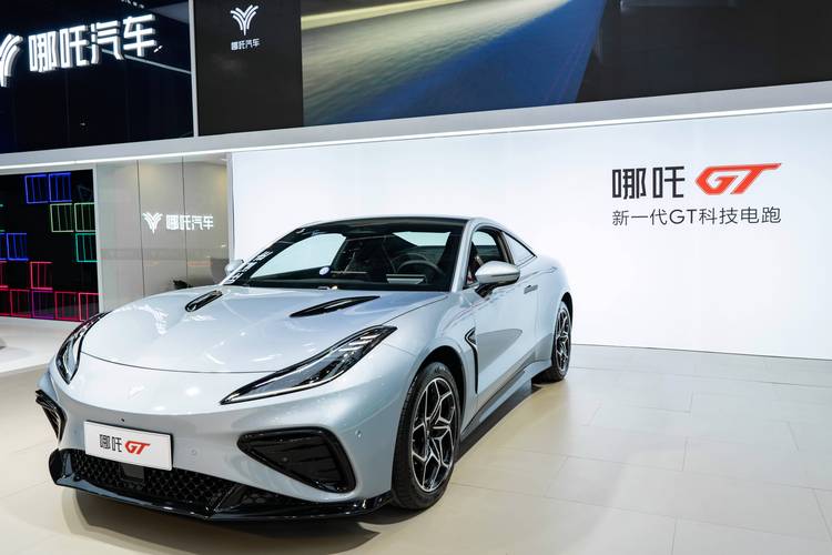 重庆54哪吒汽车在智能汽车领域的表现，领途汽车在新能源汽车市场中的影响力